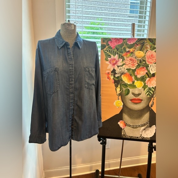Chico's Tops - CHICO CLASSIC CHAMBRAY/DENIM LIGHTWEIGHT SHIRT Sz.3. Everyday wear, classic.